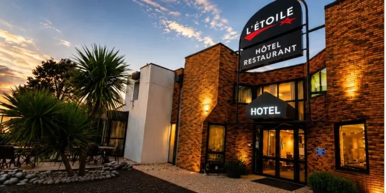 Hôtel L'Etoile Aéroport-A61 façade mobile