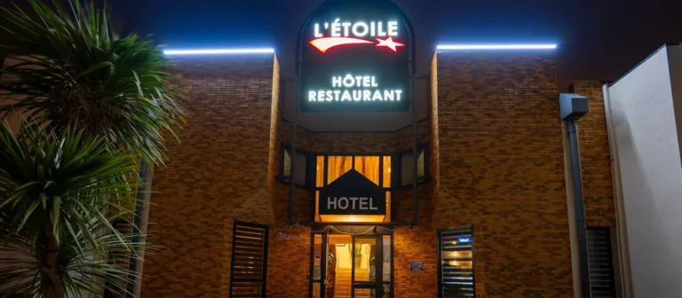 Hôtel L'Etoile Aéroport-A61 façade ,nuit